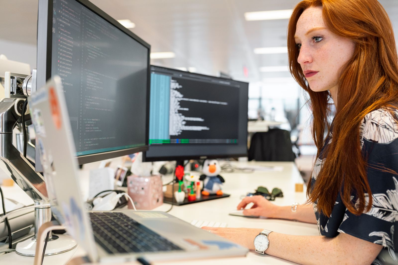 Desenvolvedora trabalhando em código no computador