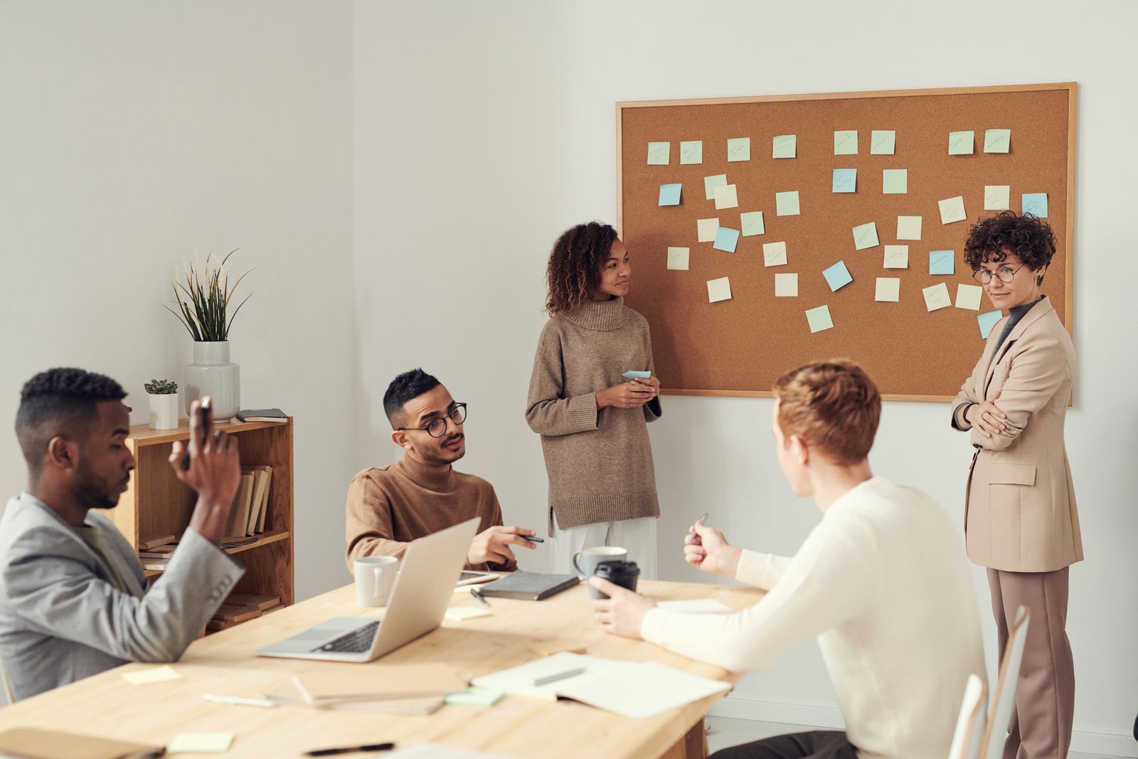 Equipe planejando soluções em um quadro de ideias