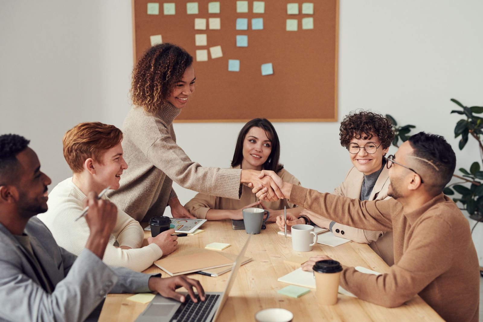 Equipe comemorando resultados com aperto de mãos